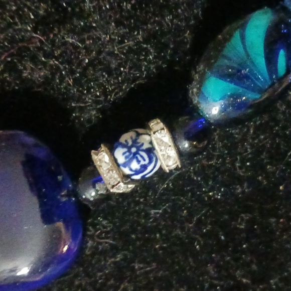 Chic Blue and Green Beaded Necklace - Picture 3 of 4